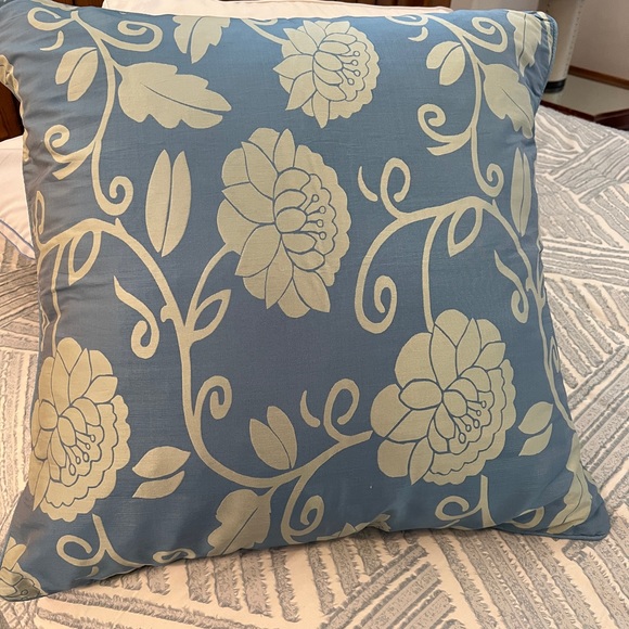 Full Queen Duvet and Shams Sandy Wilson. Used on guest bed only!! - Picture 6 of 14